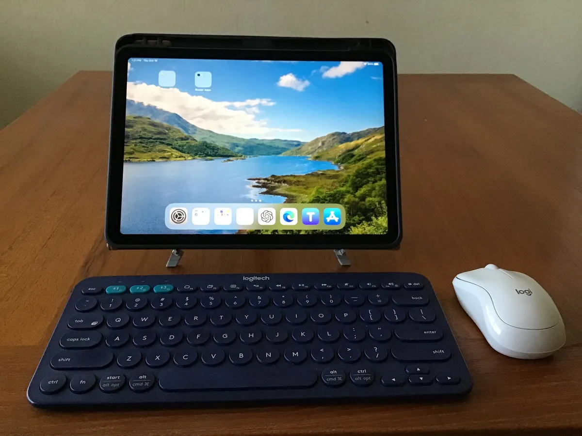 Bluetooth keyboard with tablet